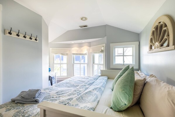 Unclassified image, 1 of 46, button - Historic Annapolis Retreat – Steps from the Statehouse & City Dock with Parking and Private Patio (Annapolis)