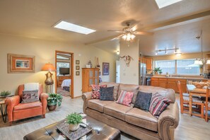 Een smart-tv en boeken