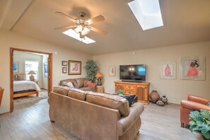 Een smart-tv en boeken