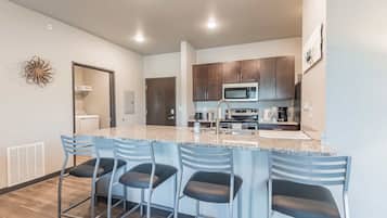 Frigorífico, microondas, horno y placa de cocina