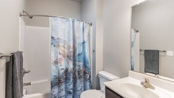 Een douche, een haardroger, handdoeken