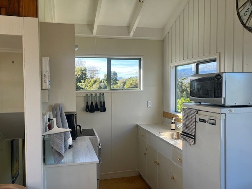 Kylskåp, mikrovågsugn, ugn och spishäll