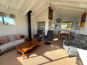 Fernseher, Kamin, DVD-Player, Bücher