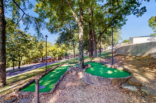 Bright and spacious condo w/ patio, jetted tub & community pool - pet friendly