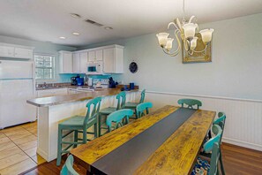 Dining - Bright and spacious condo w/ patio, jetted tub & community pool - pet friendly (Kimberling City)