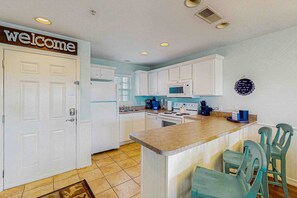 ثلاجة، ميكروويف، فرن، موقد طهي مسطح