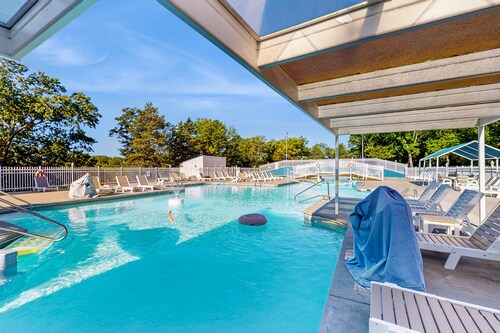 Bright and spacious condo w/ patio, jetted tub & community pool - pet friendly