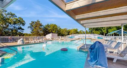 Bright and spacious condo w/ patio, jetted tub & community pool - pet friendly