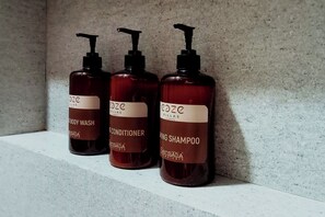 吹风机、毛巾、肥皂、卫生纸