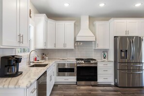 Microwave, oven, stovetop, dishwasher - Cliffhanger Retreat , Best View on Center Hill Lake ,covered hot tub , fireplace (Smithville)