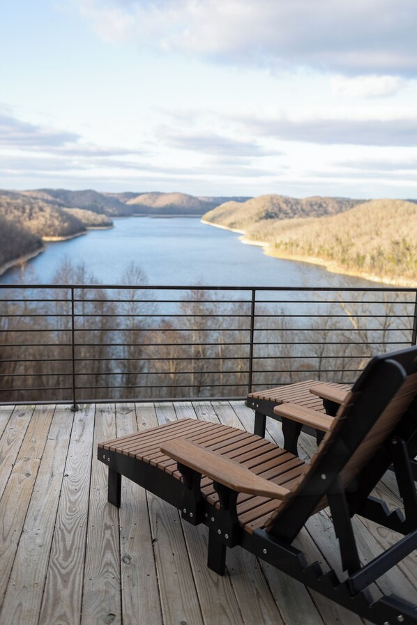 Property grounds - Cliffhanger Retreat , Best View on Center Hill Lake ,covered hot tub , fireplace (Smithville)