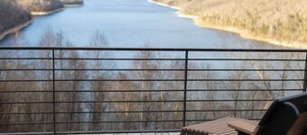 Cliffhanger Retreat , Best View on Center Hill Lake ,covered hot tub , fireplace