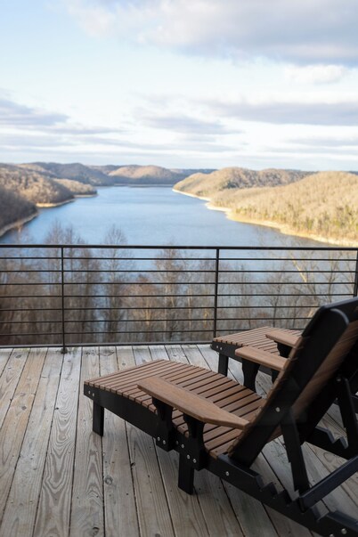 Cliffhanger Retreat , Best View on Center Hill Lake ,covered hot tub , fireplace