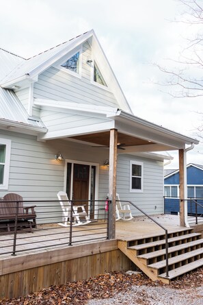 Exterior - Cliffhanger Retreat , Best View on Center Hill Lake ,covered hot tub , fireplace (Smithville)