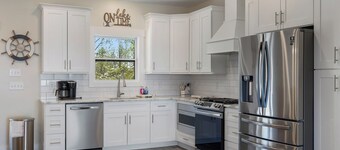 Cliffhanger Retreat , Best View on Center Hill Lake ,covered hot tub , fireplace
