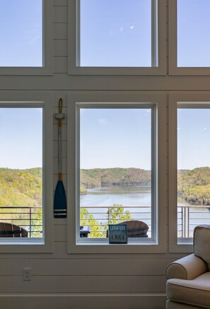 Interior - Cliffhanger Retreat , Best View on Center Hill Lake ,covered hot tub , fireplace (Smithville)