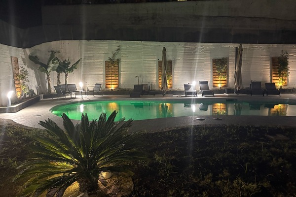 8 outdoor pools