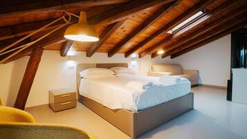 Quarto quádruplo conforto, sacada, vista para o mar | Roupas de cama premium, camas com colchões pillow-top, escrivaninha