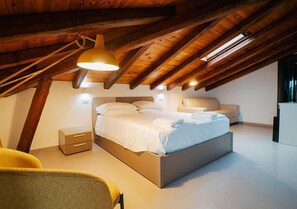 Neljän hengen comfort-huone, parveke, merinäköala | Ylelliset vuodevaatteet, pillowtop-patjalliset sängyt, työpöytä