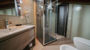 Comfort Quadruple Room, Balcony, Sea View | Bathroom