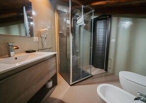 Comfort-Vierbettzimmer, Balkon, Meerblick | Badezimmer