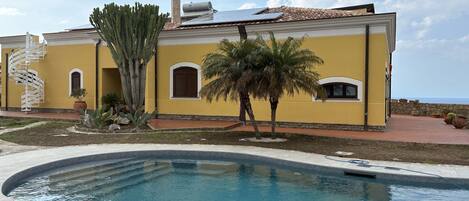 8 piscinas al aire libre