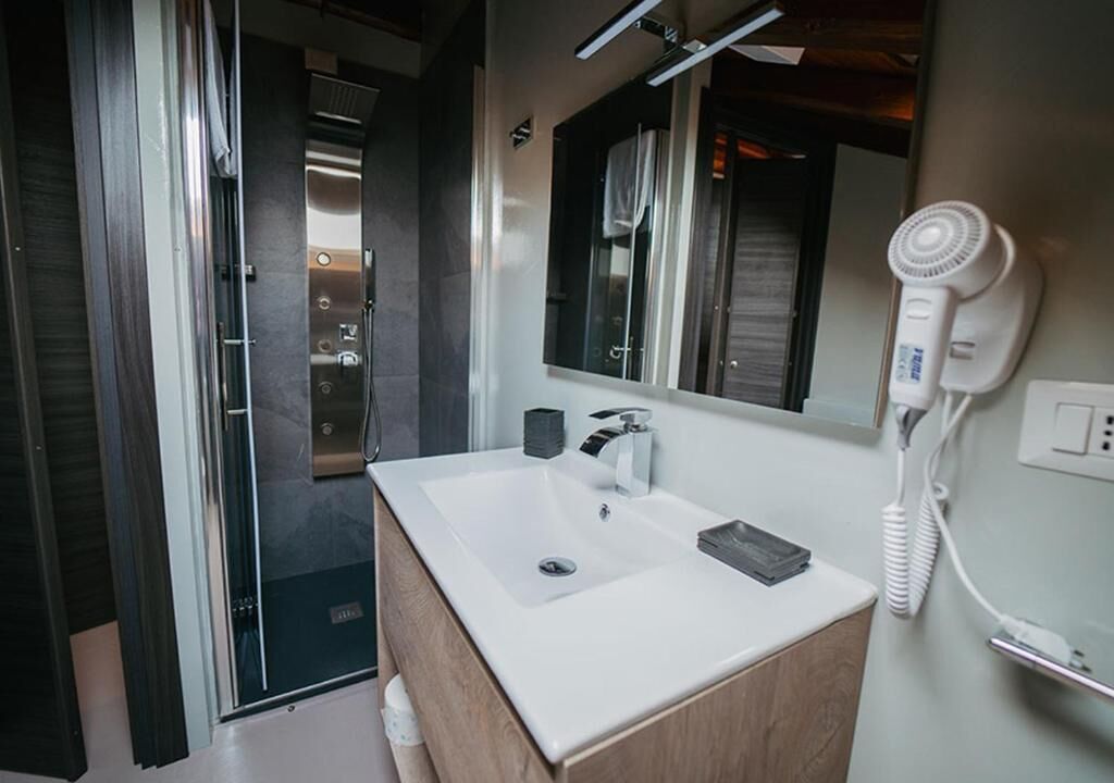 Comfort-Doppelzimmer, Meerblick | Badezimmer | Dusche, Haartrockner, Handtücher, Seife