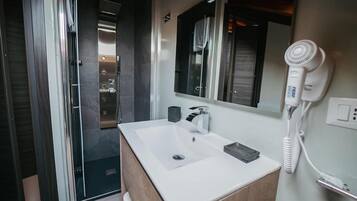 Comfort-Doppelzimmer, Meerblick | Badezimmer | Dusche, Haartrockner, Handtücher, Seife