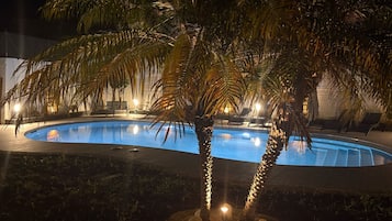 8 outdoor pools