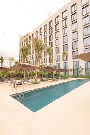 Outdoor pool. Hyatt Place Cancun Airport