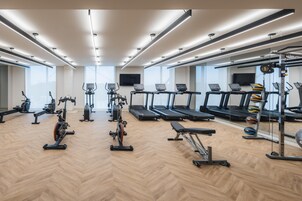 Ein modernes Fitnessstudio mit Laufbändern, Ergometer und Krafttrainingsgeräten.