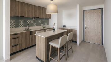 Tabla de planchar con plancha, wifi gratis y ropa de cama