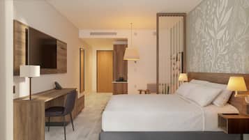 Una habitación de hotel con cama, escritorio, silla y televisor montado en la pared.