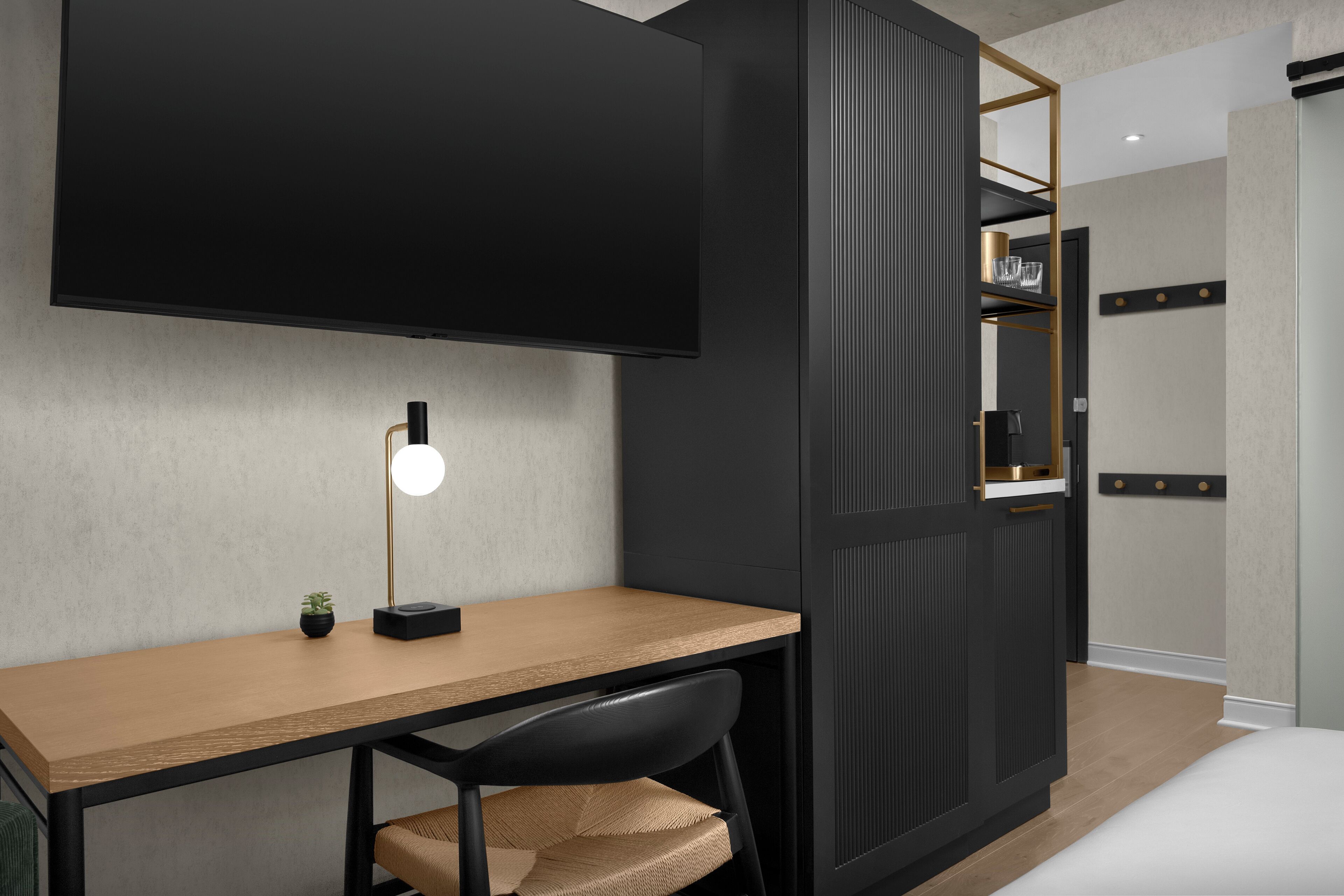 Roupas de cama premium, cofres nos quartos, escrivaninha