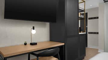 Roupas de cama premium, cofres nos quartos, escrivaninha