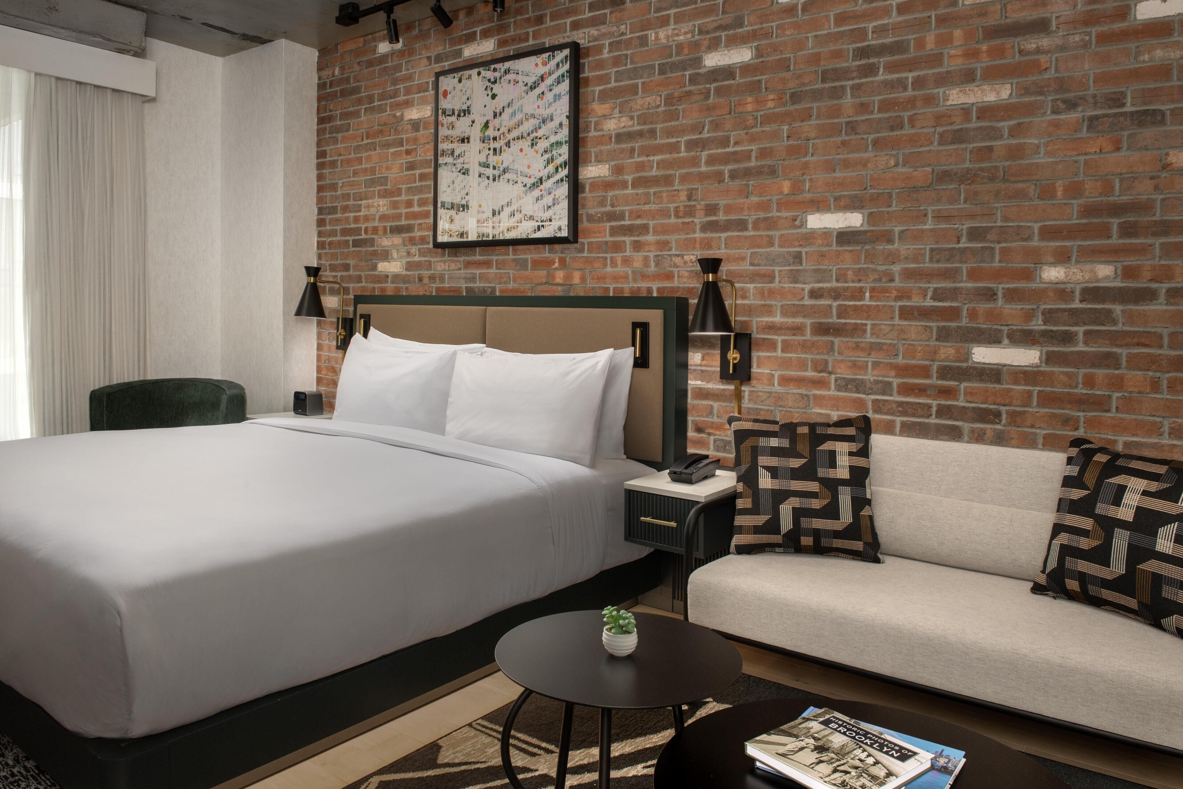 Deluxe kamer, 1 kingsize bed | Luxe beddengoed, een kluis op de kamer, een bureau, een laptopwerkplek