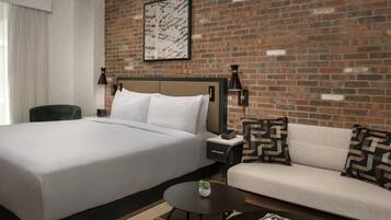 Deluxe kamer, 1 kingsize bed | Luxe beddengoed, een kluis op de kamer, een bureau, een laptopwerkplek