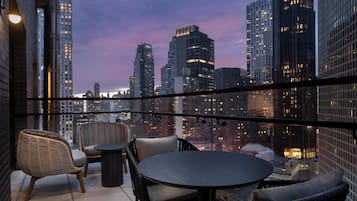 أغطية فراش متميزة وخزنة داخل الغرفة ومكتب ومساحة عمل للكمبيوتر المحمول