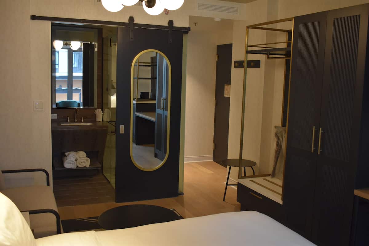 Chambre Deluxe, 1 très grand lit | Coffres-forts dans les chambres, bureau