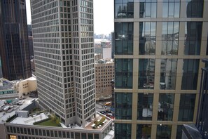 客房內保險箱、書桌、筆電工作空間、遮光布/窗簾