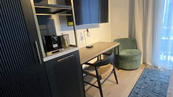 Caja de seguridad en la habitación y escritorio