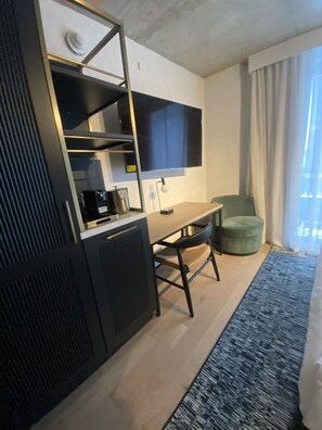 Caja de seguridad en la habitación y escritorio 