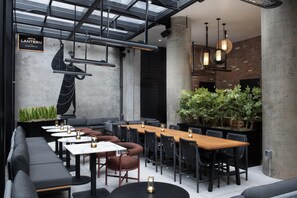 Breakfast, lunch and dinner served - The Livingston, part of JdV by Hyatt (Brooklyn)