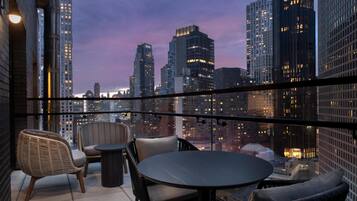 Luxe beddengoed, een kluis op de kamer, een bureau, een laptopwerkplek