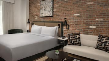 أغطية فراش متميزة وخزنة داخل الغرفة ومكتب ومساحة عمل للكمبيوتر المحمول