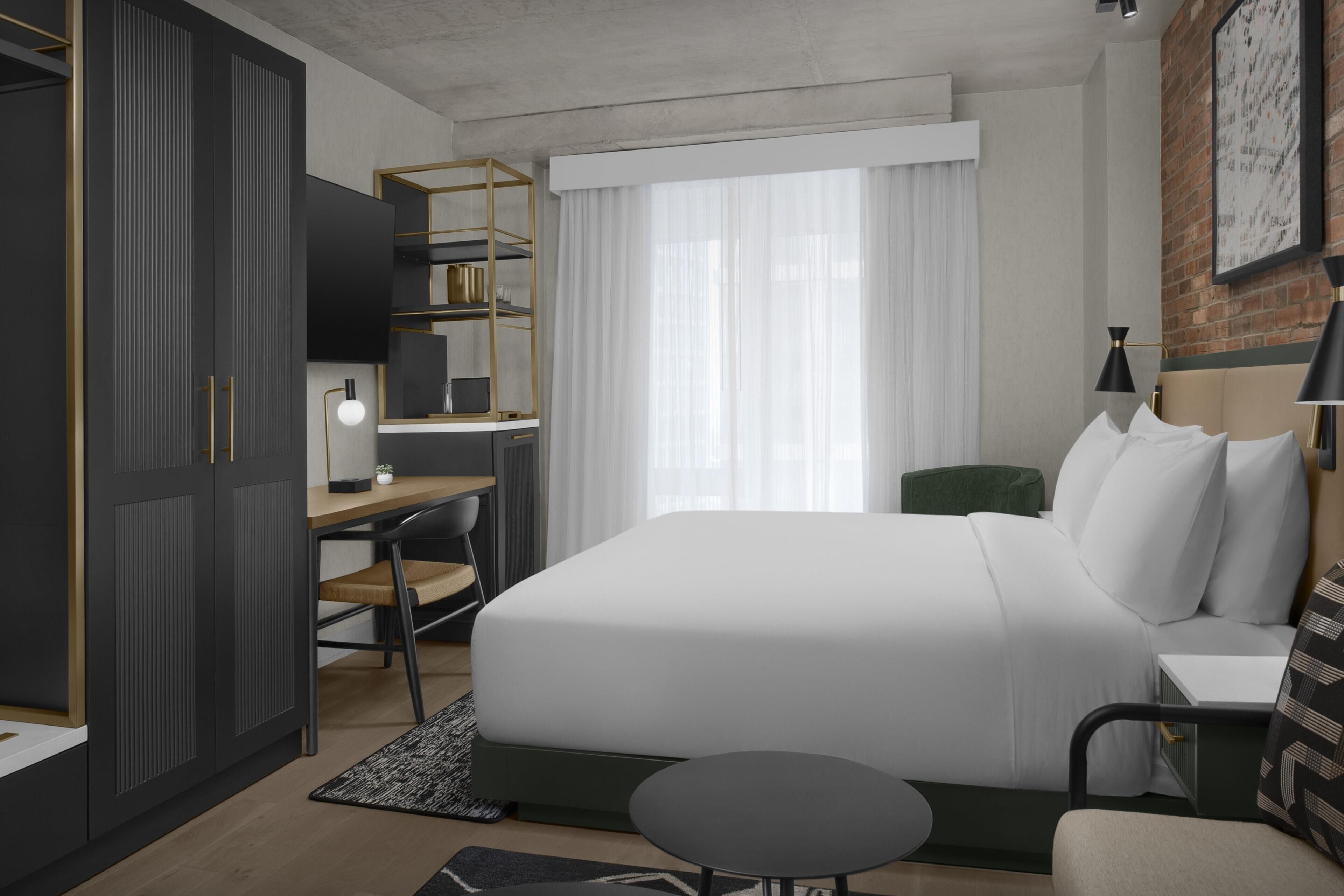 Kamar Deluks, 1 Tempat Tidur King | Seprai premium, brankas, meja kerja, dan ruang kerja ramah laptop