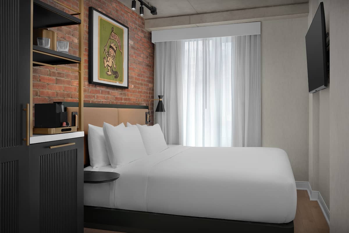 Premium bedding, in-room safe, desk, laptop workspace