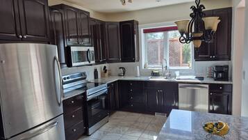 Réfrigérateur, four à micro-ondes, un four, surface de cuisson