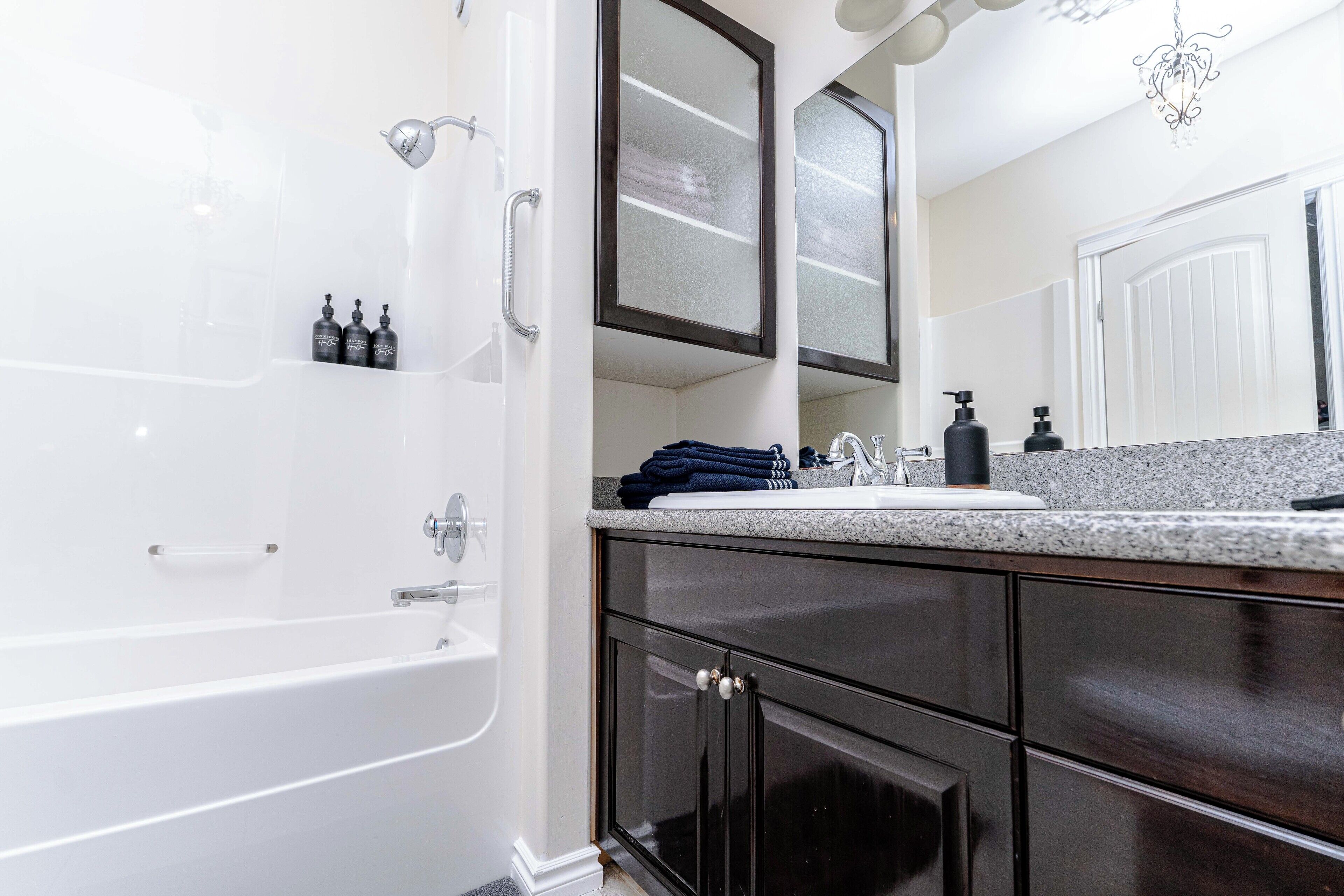 Sèche-cheveux, serviettes fournies, savon, shampoing