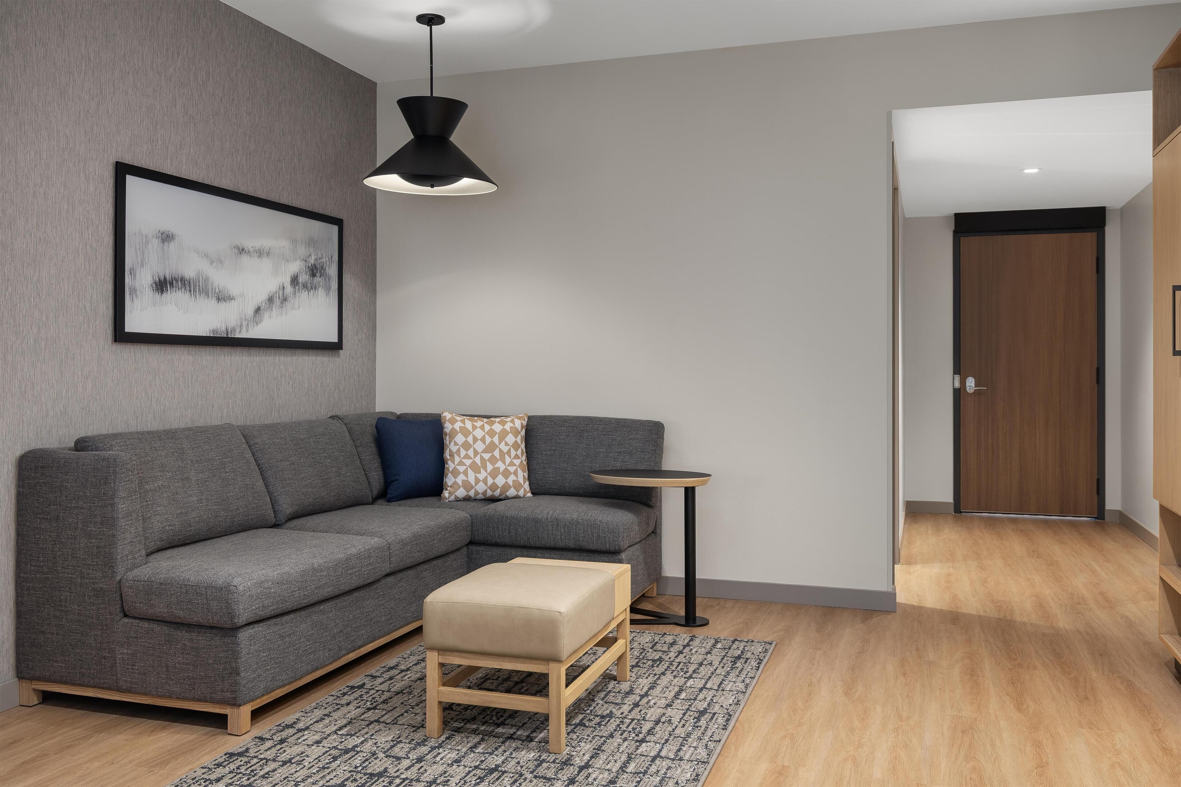 Habitación, bañera accesible (2 Queen Beds with Sofa Bed) | Caja fuerte, escritorio, espacio para trabajar con un portátil